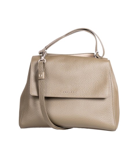 Shop ORCIANI  Borsa: Orciani borsa Sveva Soft Media a spalla in pelle con tracolla.
Pelle martellata.
Apertura a scomparsa. 
Patta. 
Tasca interna con zip. 
Dimensioni: Larghezza 32cm  Altezza 24cm Profondità 15cm.
Chiusura con patta con bottone magnetico.
Manico allungabile e tracolla rimovibile.
Composizione: 100% Pelle.
Fabbricato in Italia.. BT2006 SOF M-V
